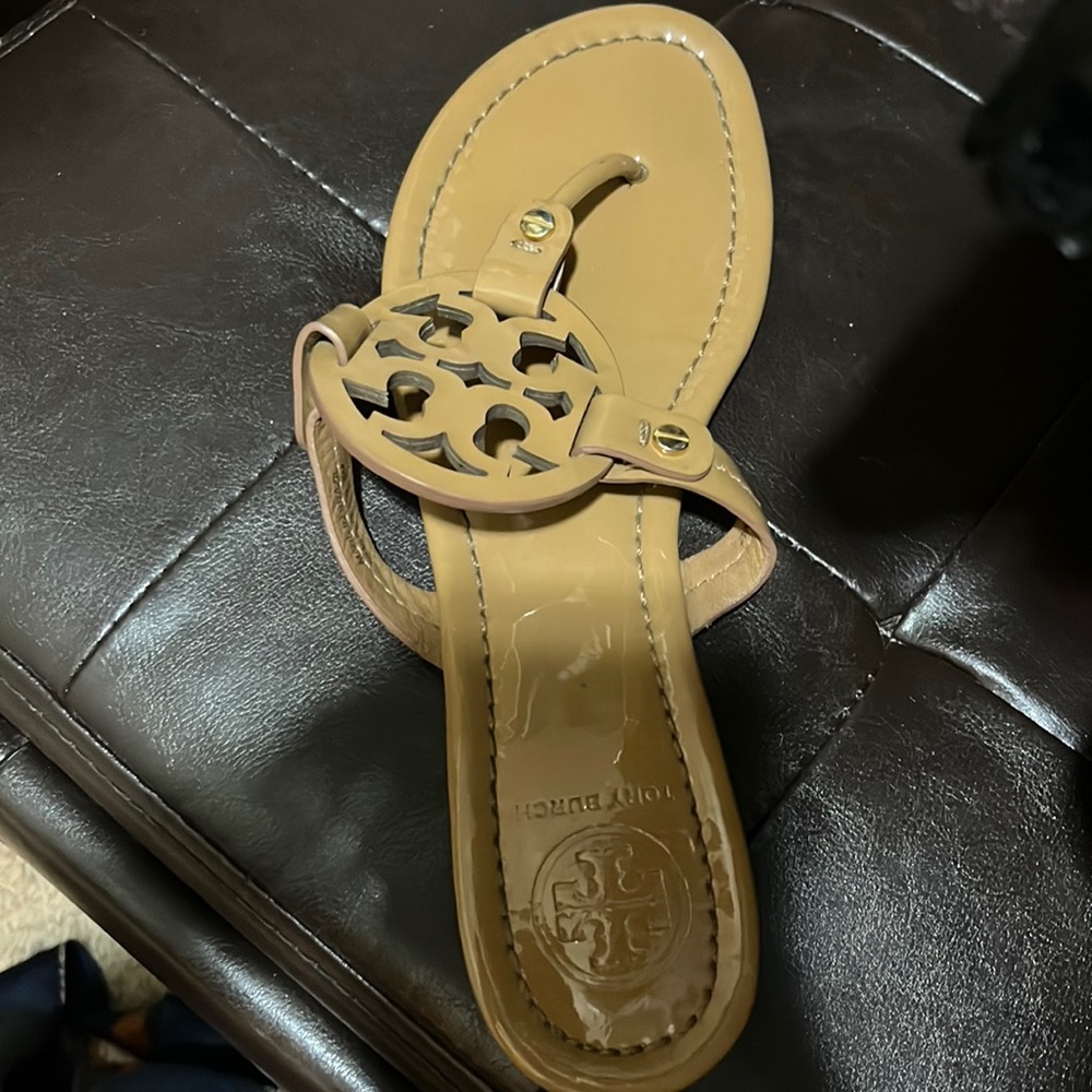 ONE Left foot Tory Burch Sandal